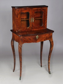 Lote 377: PEQUEÑA MESA BIBLIOTECA DE ESTILO FRANCES LUIS XV.  PEQUEÑA MESA BIBLIOTECA DE ESTILO FRANCES LUIS XV. 