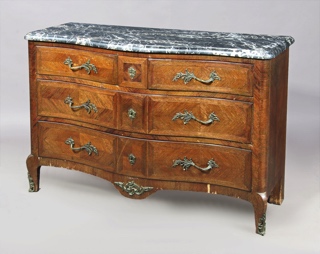 Lote 329: COMODA DE ESTILO FRANCES LUIS XV.  COMODA DE ESTILO FRANCES LUIS XV. 