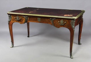 Lote 308: ESCRITORIO DE ESTILO FRANCES LUIS XV.  ESCRITORIO DE ESTILO FRANCES LUIS XV. 