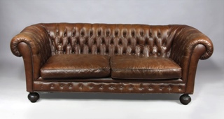 Lote 246: SOFA CHESTERFIELD TOTALMENTE TAPIZADO EN CUERO MARRON.  SOFA CHESTERFIELD TOTALMENTE TAPIZADO EN CUERO MARRON. 