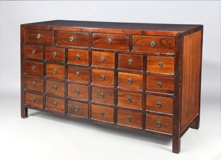 Lote 252: GRAN MUEBLE CAJONERO ORIENTAL DE ARRIMO.  GRAN MUEBLE CAJONERO ORIENTAL DE ARRIMO. 