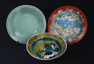 Lotes 718, 719: 
																		GRAN PLATO CIRCULAR CHINO DE PORCELANA ESMALTADA CELADON.
																		FUENTE HONDA DE PORCELANA JAPONESA DE KUTANI.