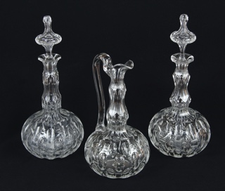 Lote 706: GARRAFA Y PAR DE BOTELLONES DE MEDIO CRISTAL FACETADO. GARRAFA Y PAR DE BOTELLONES DE MEDIO CRISTAL FACETADO.