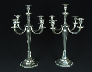 Lote 523: PAR DE GRANDES CANDELABROS DE METAL PLATEADO. PAR DE GRANDES CANDELABROS DE METAL PLATEADO.