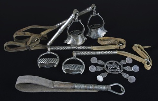 Lotes 536, 537, 538 y 539: 
																		PAR DE ANTIGUOS ESTRIBOS CAMPANA PORTEÑOS. 
																		PAR DE ESTRIBOS PORTEÑOS DEL SIGLO XIX.
																		ANTIGUA RASTRA PORTEÑA DEL SIGLO XIX. 
																		ANTIGUO REBENQUE DE ARGOLLA PORTEÑO DEL SIGLO XIX.