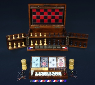 Lote 649: CAJA INGLESA DE MADERA ENCHAPADA EN CAOBA PARA JUEGOS. CAJA INGLESA DE MADERA ENCHAPADA EN CAOBA PARA JUEGOS.