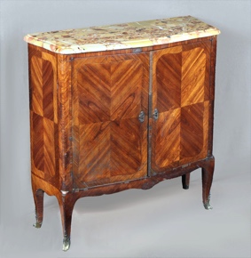 Lote 357: ANTIGUO MUEBLE DE ARRIMO FRANCES DE ESTILO TRANSICION. ANTIGUO MUEBLE DE ARRIMO FRANCES DE ESTILO TRANSICION.