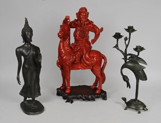 Lotes 670, 671 y 672: 
																		FIGURA TAILANDESA DE BRONCE PATINADO.
																		FIGURA JINETE A CABALLO DE PORCELANA CHINA ESMALTADA.
																		CANDELABRO JAPONES DE BRONCE PATINADO Y CINCELADO.