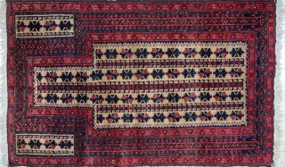 Lote 475: ALFOMBRA DE ORACION DE LANA TEJIDA A MANO.  ALFOMBRA DE ORACION DE LANA TEJIDA A MANO. 