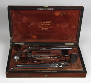 Lote 518: PAR DE ANTIGUAS PISTOLAS FRANCESAS DE DUELO CON ESTUCHE. PAR DE ANTIGUAS PISTOLAS FRANCESAS DE DUELO CON ESTUCHE.