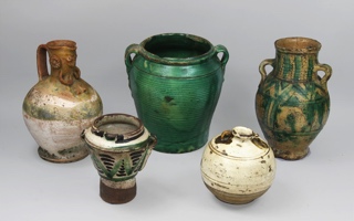 Lotes 652, 653, 654, 655 y 656: 
																		ANTIGUA VASIJA HISPANO MORISCA DE TERRACOTA.
																		ANTIGUA OLLA ESPAÑOLA DE CARAMICA ESMALTADA.
																		ANTIGUA TINAJA DE CERAMICA CATALANA DEL SIGLO XIX.
																		ANTIGUO MORTERO DE DE CERAMICA DE TERUEL DEL SIGLO XVIII.
																		ANTIGUA VASIJA ESPAÑOLA DEL SIGLO XIX.