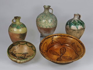 Lotes 650 y 651: 
																		TRES ANTIGUAS VASIJAS ESPAÑOLAS DE TERRACOTA MOLDEADA.
																		DOS ANTIGUOS CUENCOS DE CERAMICA ARTESANAL DE BARRO.