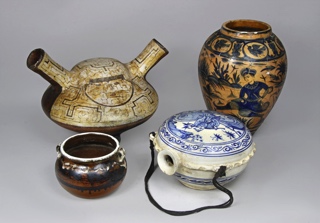 Lotes 657, 658, 659 y 660: 
																		ANTIGUA VASIJA ESCULTORICA SUDAMERICANA DE DOBLE PICO.
																		ANTIGUO VASO ESPAÑOL DE TERRACOTA ESMALTADA.
																		PEQUEÑA OLLA O VASIJA DE CERAMICA ESMALTADA.
																		ANTIGUA CANTIMPLORA EUROPEA DE CERAMICA DEL SIGLO XIX.