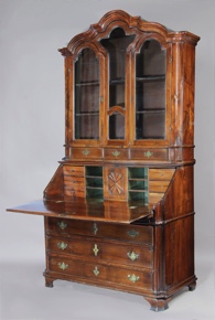 Lote 228: ANTIGUA COMODA SECRETAIRE PORTUGUESA CON VITRINA EN ALZADA. ANTIGUA COMODA SECRETAIRE PORTUGUESA CON VITRINA EN ALZADA.