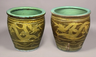 Lote 638: PAR DE GRANDES MACETEROS DE TERRACOTA ESMALTADA.  PAR DE GRANDES MACETEROS DE TERRACOTA ESMALTADA. 