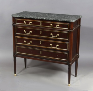 Lote 379: PEQUEÑA COMODA DE ESTILO FRANCES LUIS XVI.  PEQUEÑA COMODA DE ESTILO FRANCES LUIS XVI. 