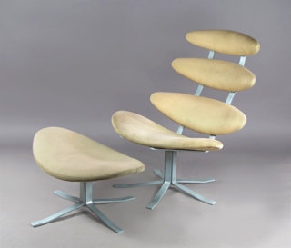 Lote 296: SILLON CORONA CON APOYA PIES DISEÑO DE POUL VOLTHER.  SILLON CORONA CON APOYA PIES DISEÑO DE POUL VOLTHER. 