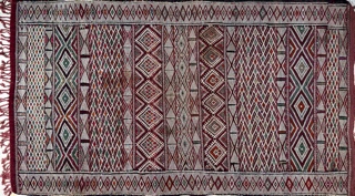 Lote 479: TAPIZ KILLIM DE LANA TEJIDA A MANO.  TAPIZ KILLIM DE LANA TEJIDA A MANO. 