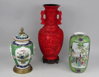 Lotes 690, 691 y 692: 
																		POTICHE DE PORCELANA CHINA ESMALTADA CON TAPA.
																		ANFORA DE LACA CHINA ROJA TALLADA.
																		VASO DE PORCELANA CHINA ESMALTADA.