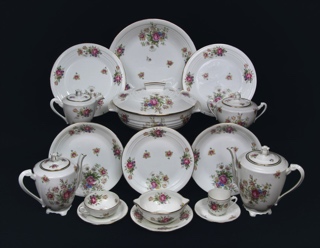 Lote 596: JUEGO DE PORCELANA FRANCESA DE LIMOGES PARA MESA. JUEGO DE PORCELANA FRANCESA DE LIMOGES PARA MESA.