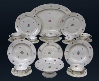 Lote 560: JUEGO DE PORCELANA ALEMANA KPM PARA MESA. JUEGO DE PORCELANA ALEMANA KPM PARA MESA.