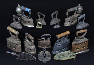 Lote 710: LOTE FORMADO POR 15 PLANCHAS ANTIGUAS Y 3 APOYA PLANCHAS. LOTE FORMADO POR 15 PLANCHAS ANTIGUAS Y 3 APOYA PLANCHAS.