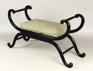Lote 432: BANQUETA ESTILO INGLES RECUBIERTA POR LACA NEGRA.  BANQUETA ESTILO INGLES RECUBIERTA POR LACA NEGRA. 