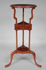 Lote 348: MESA PEDESTAL INGLESA ESTILO QUEEN ANNE.  MESA PEDESTAL INGLESA ESTILO QUEEN ANNE. 