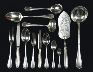 Lote 597: JUEGO DE CUBIERTOS DE METAL FRANCES CHRISTOFLE. JUEGO DE CUBIERTOS DE METAL FRANCES CHRISTOFLE.