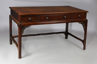 Lote 315: MESA ESCRITORIO O DE ARRIMO DE ESTILO ORIENTAL . MESA ESCRITORIO O DE ARRIMO DE ESTILO ORIENTAL .