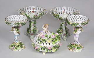 Lote 556: CINCO CENTROS CALADOS DE PORCELANA ALEMANA DECORADA. CINCO CENTROS CALADOS DE PORCELANA ALEMANA DECORADA.