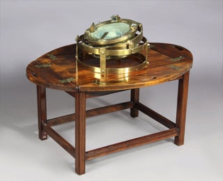 Lote 422: ANTIGUA BRUJULA NAVAL CON MESA DE APOYO.  ANTIGUA BRUJULA NAVAL CON MESA DE APOYO. 