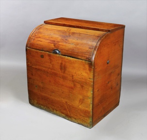 Lote 345: ANTIGUA LEÑERA INGLESA CON TAPA TAMBOR.   ANTIGUA LEÑERA INGLESA CON TAPA TAMBOR.  