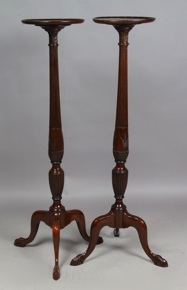 Lote 304: PAR DE 'TRIPOD CANDLE STANDS' INGLESAS VICTORIANAS.  PAR DE 'TRIPOD CANDLE STANDS' INGLESAS VICTORIANAS. 