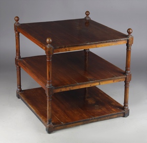 Lote 401: MESA BAJA CUADRANGULAR DE TRES ESTANTES.  MESA BAJA CUADRANGULAR DE TRES ESTANTES. 