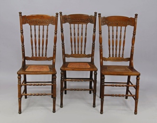 Lote 317: SEIS SILLAS AMERICANAS DE MADERA CLARA.  SEIS SILLAS AMERICANAS DE MADERA CLARA. 