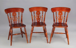 Lote 318: OCHO SILLAS DE MADERA CLARA PARA COMEDOR.  OCHO SILLAS DE MADERA CLARA PARA COMEDOR. 