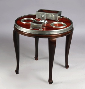 Lote 365: PEQUEÑA MESA CIRCULAR PARA FUMADOR.  PEQUEÑA MESA CIRCULAR PARA FUMADOR. 