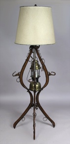 Lote 768: GRAN LAMPARA DE PIE ESTILO CAMPO.  GRAN LAMPARA DE PIE ESTILO CAMPO. 