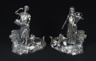 Lote 565: PAR DE POSABOTELLAS ORIENTALES DE METAL PLATEADO.  PAR DE POSABOTELLAS ORIENTALES DE METAL PLATEADO. 