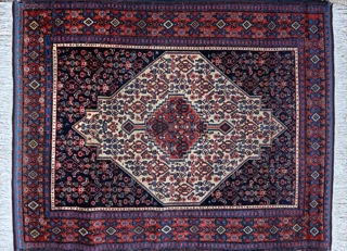 Lote 482: PEQUEÑA ALFOMBRA PERSA DE LANA TEJIDA A MANO.  PEQUEÑA ALFOMBRA PERSA DE LANA TEJIDA A MANO. 