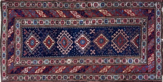 Lote 485: ALFOMBRA CAUCASICA KAZAK DE LANA TEJIDA A MANO.  ALFOMBRA CAUCASICA KAZAK DE LANA TEJIDA A MANO. 