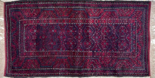 Lote 487: PEQUEÑA ALFOMBRA DE LANA TEJIDA A MANO.  PEQUEÑA ALFOMBRA DE LANA TEJIDA A MANO. 