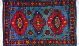 Lote 488: ALFOMBRA CAUCASICA DE LANA TEJIDA A MANO.  ALFOMBRA CAUCASICA DE LANA TEJIDA A MANO. 