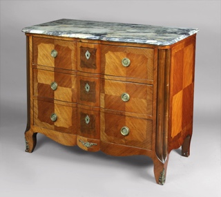 Lote 334: COMODA DE ESTILO FRANCES LUIS XV.  COMODA DE ESTILO FRANCES LUIS XV. 