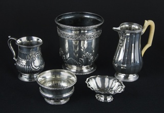 Lotes 631, 632, 633: 
																		PEQUEÑA JARRA DE PLATA INGLESA SELLADA.
																		HIELERA O BALDE DE PLATA FRANCESA SELLADA.
																		CAFETERA DE PLATA FRANCESA SELLADA SIN TAPA.