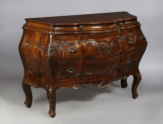 Lote 368: COMODA DE ARRIMO CON FRENTE BOMBE.  COMODA DE ARRIMO CON FRENTE BOMBE. 