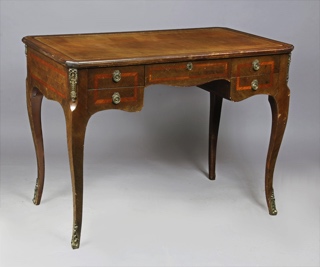 Lote 409: PEQUEÑO ESCRITORIO DE ESTILO FRANCES LUIS XV.  PEQUEÑO ESCRITORIO DE ESTILO FRANCES LUIS XV. 