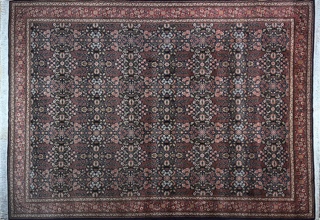 Lote 495: GRAN ALFOMBRA NACIONAL DE LANA TEJIDA A MANO.  GRAN ALFOMBRA NACIONAL DE LANA TEJIDA A MANO. 