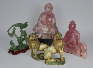 Lotes 583, 584 y 585: 
																		GRUPO CHINO DE JADE ESCULPIDO.
																		DOS PIEZAS CHINAS DE CUARZO ROSA ESCULPIDO.
																		PAR DE ANTIGUOS LEONES ESCULPIDOS EN PIEDRA HUAMANGA. 